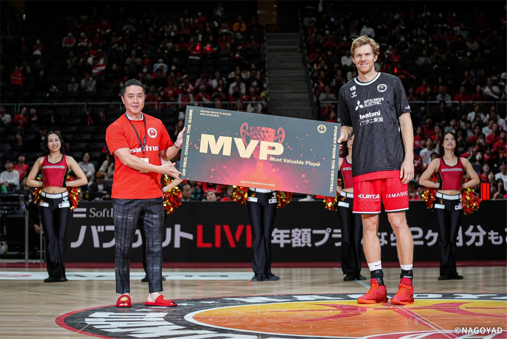 MVP賞を受賞したスコット・エサトン選手